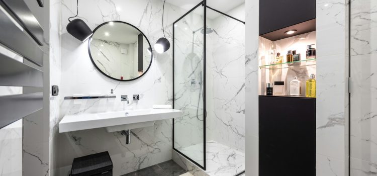 Jak bezpiecznie zaplanować oświetlenie i gniazdka w wilgotnych pomieszczeniach?