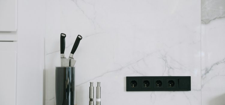 Planowanie gniazdek w kuchni – 6 błędów, przez które Twój remont okaże się porażką